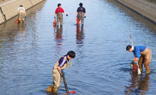 川にはいって清掃します。